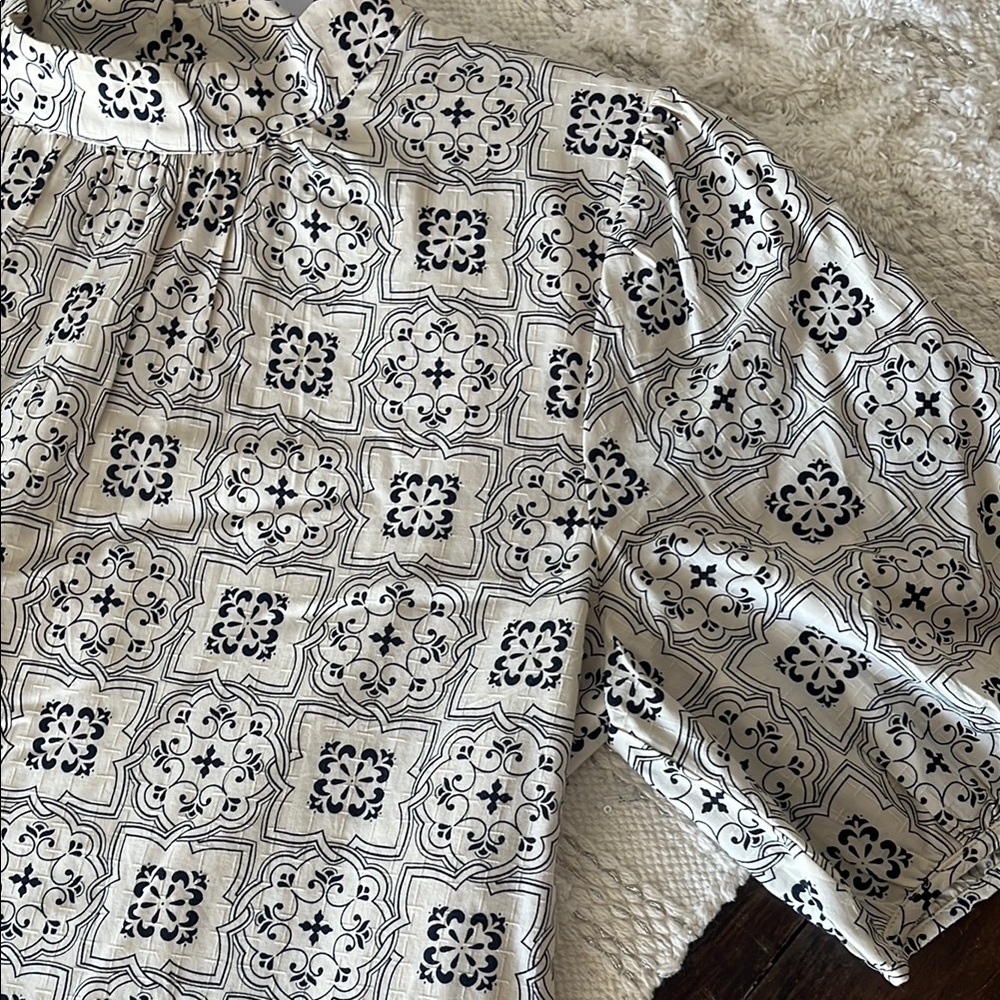 Patterned Blouse with Back Keyhole Closure - Picture 6 of 6